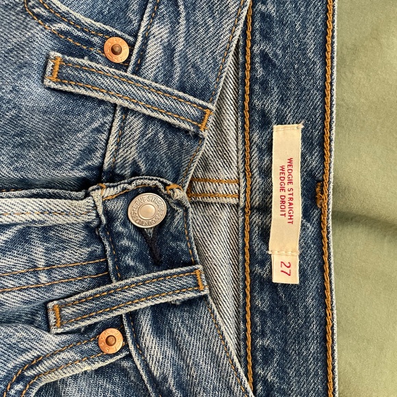 Levi's Wedgie Straight Ripped Jean in Market Street (Medium Wash) - Picture 4 of 7